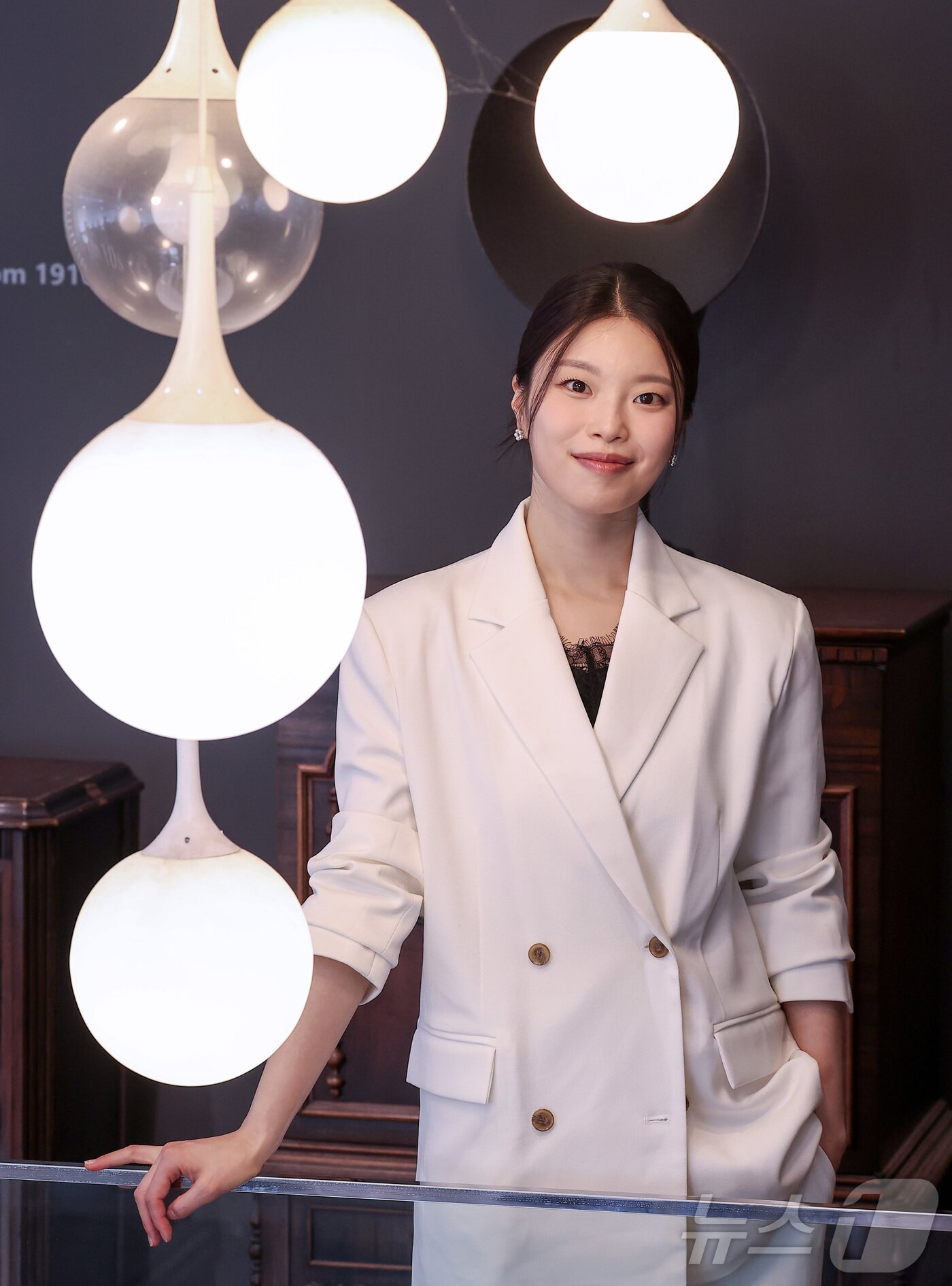 본문 이미지 - 한국 창작 뮤지컬 &#39;스웨그에이지 외쳐,조선!&#39;에서 &#39;진&#39; 역을 맡은 뮤지컬 배우 김수하가 1일 오후 서울 종로구 삼청동 라디오M에서 열린 뉴스1과의 인터뷰에 앞서 포즈를 취하고 있다. 2025.8.1/뉴스1 ⓒ News1 김성진 기자