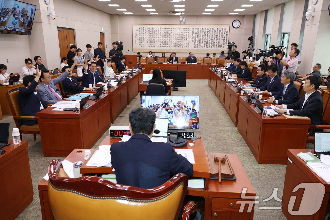 본문 이미지 - 1일 오후 서울 여의도 국회에서 열린 법제사법위원회 전체회의에서 집중투표제를 의무화하고 감사위원 분리 선출을 확대하는 내용의 상법 개정안에 대한 거수투표에서 야당 의원들이 반대에 손을 들고 있다. 2025.8.1/뉴스1 ⓒ News1 이광호 기자