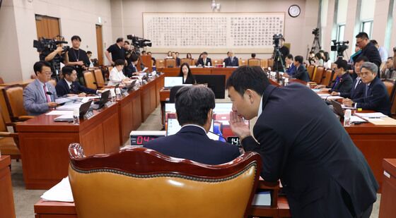 이춘석 위원장과 김용민 간사 '귀엣말'