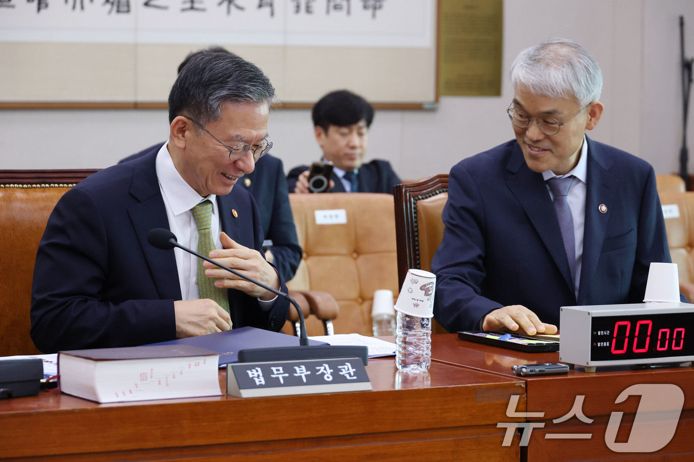 (서울=뉴스1) 이광호 기자 = 정성호 법무부 장관과 천대엽 법원행정처장이 1일 오후 서울 여의도 국회에서 열린 법제사법위원회 전체회의에 출석해 대화하고 있다. 2025.8.1/뉴 …