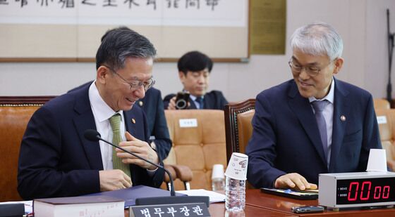 대화하는 정성호 장관과 천대엽 처장