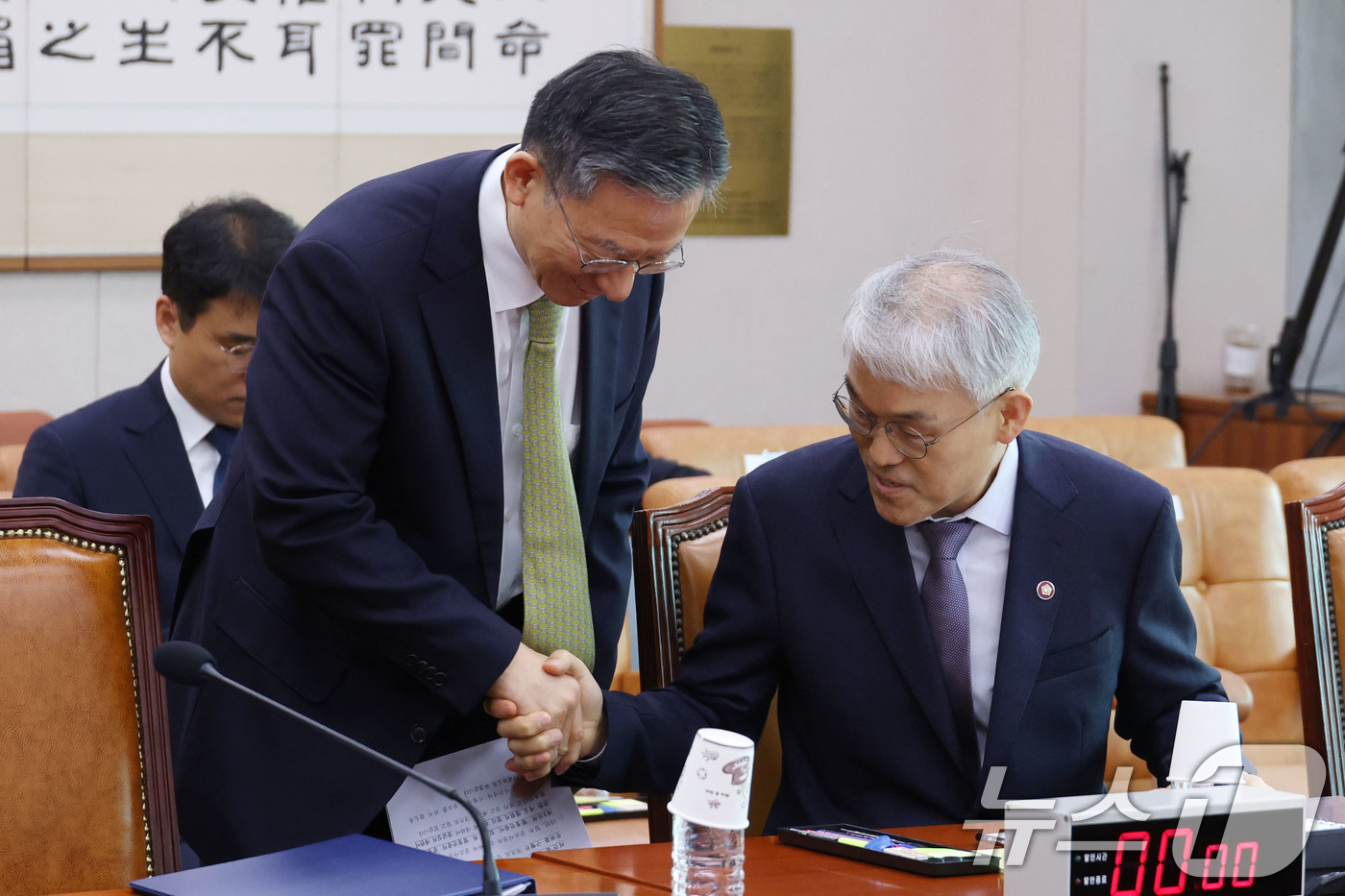 (서울=뉴스1) 이광호 기자 = 정성호 법무부 장관과 천대엽 법원행정처장이 1일 오후 서울 여의도 국회에서 열린 법제사법위원회 전체회의에 출석해 인사나누고 있다. 2025.8.1/ …