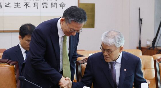 인사나누는 법무장관과 법원행정처장