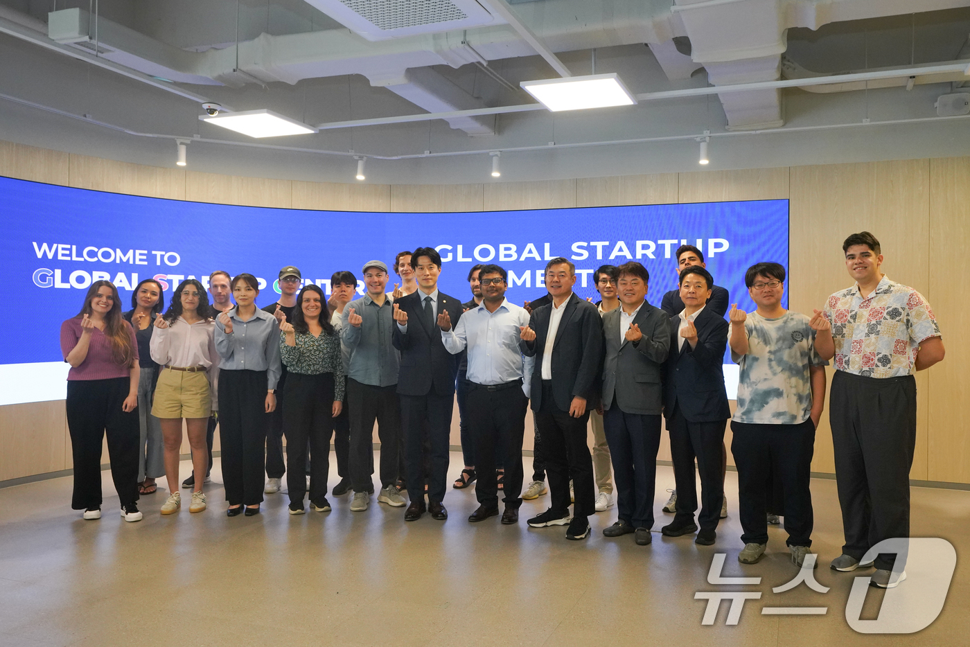 (서울=뉴스1) 이연주 기자 = 노용석 중소벤처기업부 차관이 1일 서울 강남구 글로벌스타트업센터(GSC)에서 열린 '인바운드 창업기업 간담회'에서 참석자들과 기념 촬영을 하고 있다 …