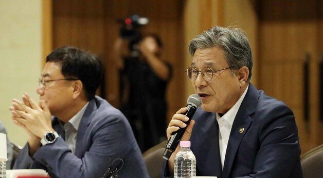 \'반구천 암각화\' 질의받는 허민 국가유산청장