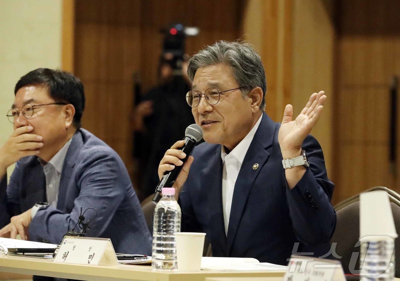 본문 이미지 - 허민 국가유산청장이 1일 울산전시컨벤션센터에서 열린 &#39;반구천의 암각화, 울산의 소리를 듣다&#39; 타운홀 미팅에 참석해 발언하고 있다. 2025.8.1/뉴스1 ⓒ News1 김지혜 기자