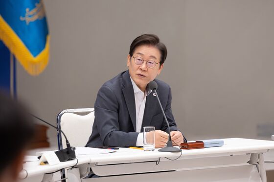 휴가 마치는 李대통령 앞 세 과제…'트럼프·조국·양도세'