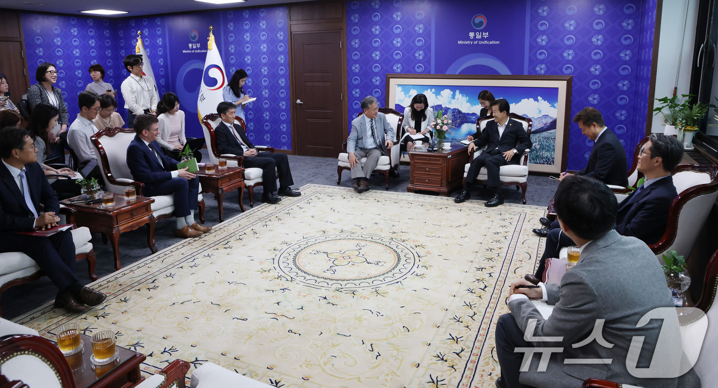 (서울=뉴스1) 임세영 기자 = 정동영 통일부 장관이 1일 오후 서울 종로구 정부서울청사에서 조셉 윤 주한미국대사 대리를 졉견하고 있다. 2025.8.1/뉴스1