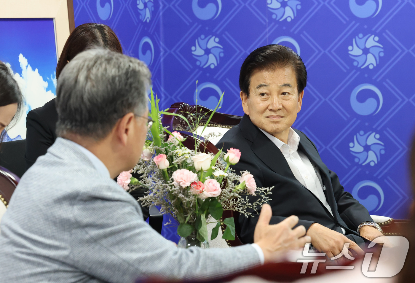 (서울=뉴스1) 임세영 기자 = 정동영 통일부 장관이 1일 오후 서울 종로구 정부서울청사에서 조셉 윤 주한미국대사 대리를 졉견하고 있다. 2025.8.1/뉴스1