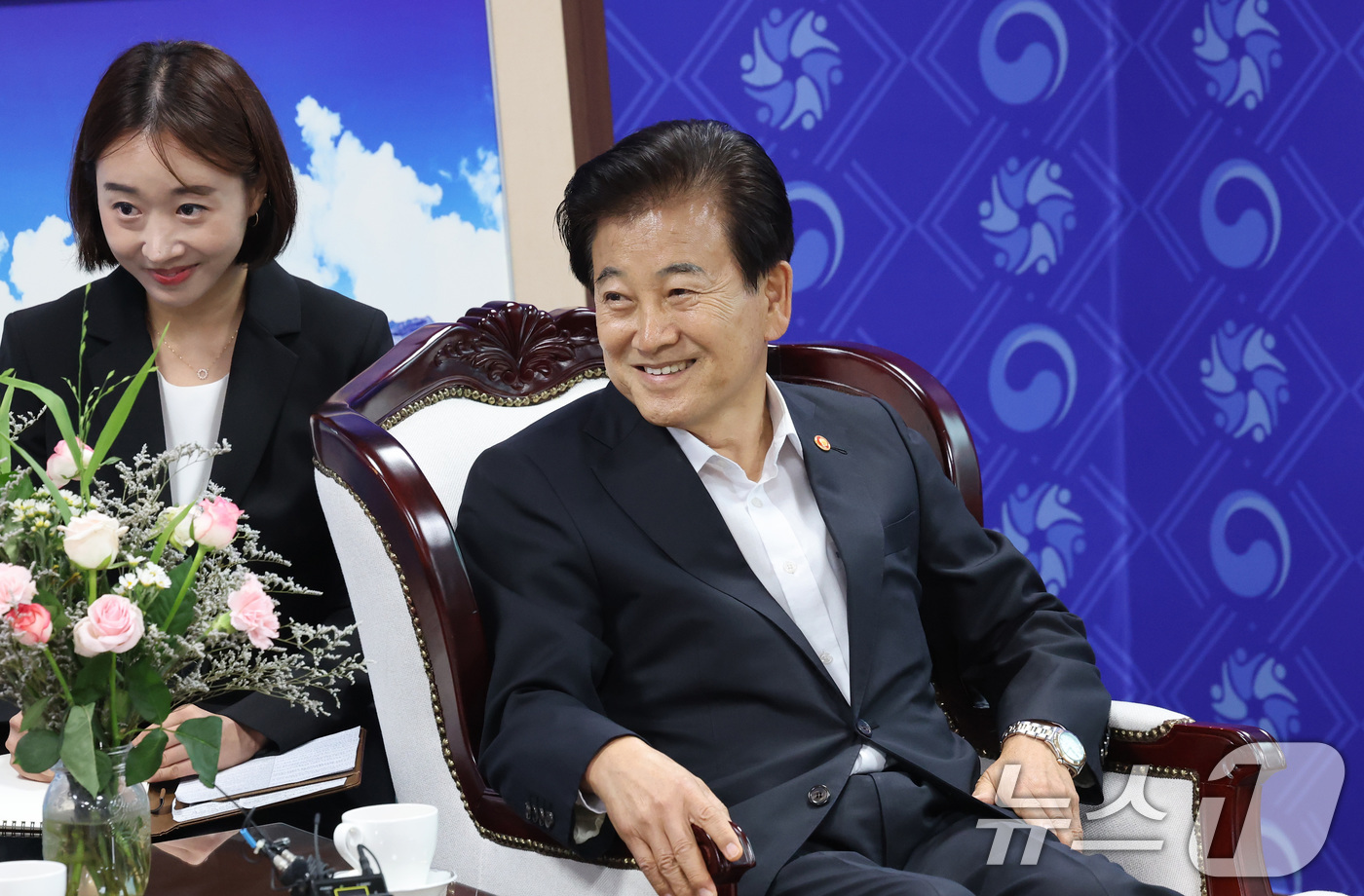 (서울=뉴스1) 임세영 기자 = 정동영 통일부 장관이 1일 오후 서울 종로구 정부서울청사에서 조셉 윤 주한미국대사 대리를 졉견, 인사말을 하고 있다. 2025.8.1/뉴스1