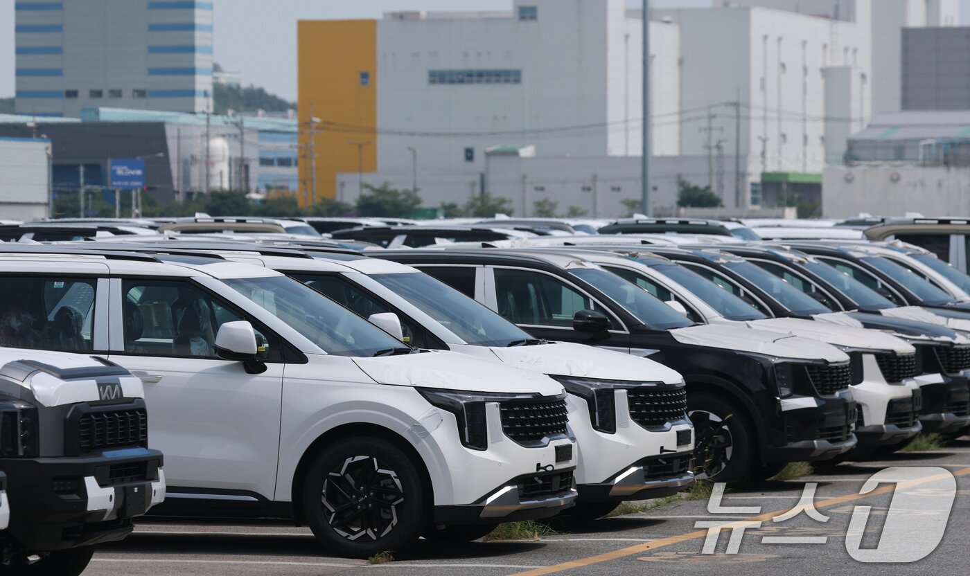 본문 이미지 - 경기 평택시 포승읍 평택항에 수출용 차량이 세워져 있는 모습. 2025.8.1/뉴스1 ⓒ News1 김영운 기자