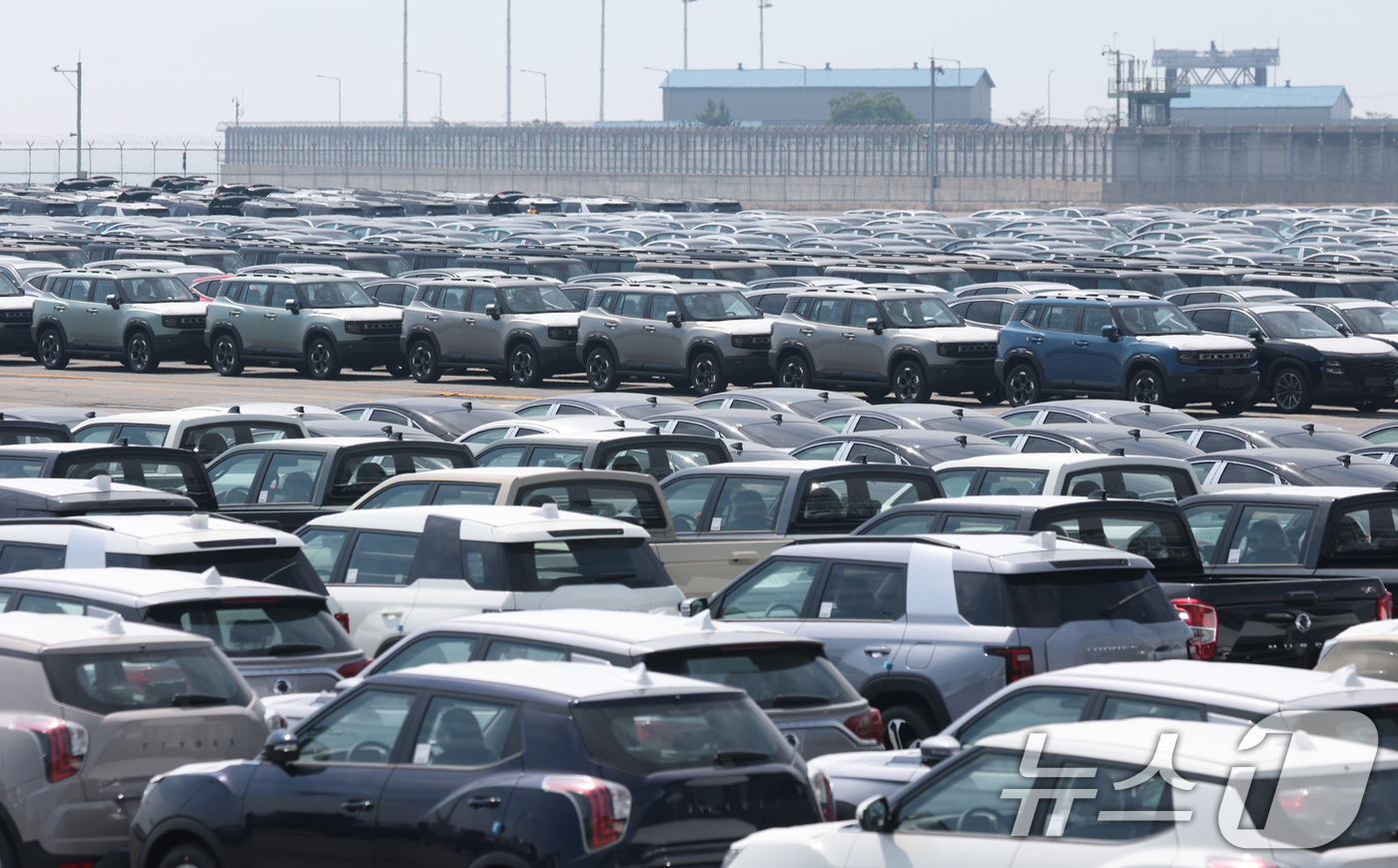 (평택=뉴스1) 김영운 기자 = 도널드 트럼프 미국 대통령이 한국 등 수십 개 국가들을 상대로 적용할 상호관세율을 수정한 행정명령에 서명했다고 백악관이 밝혔다. 변경된 상호관세율은 …