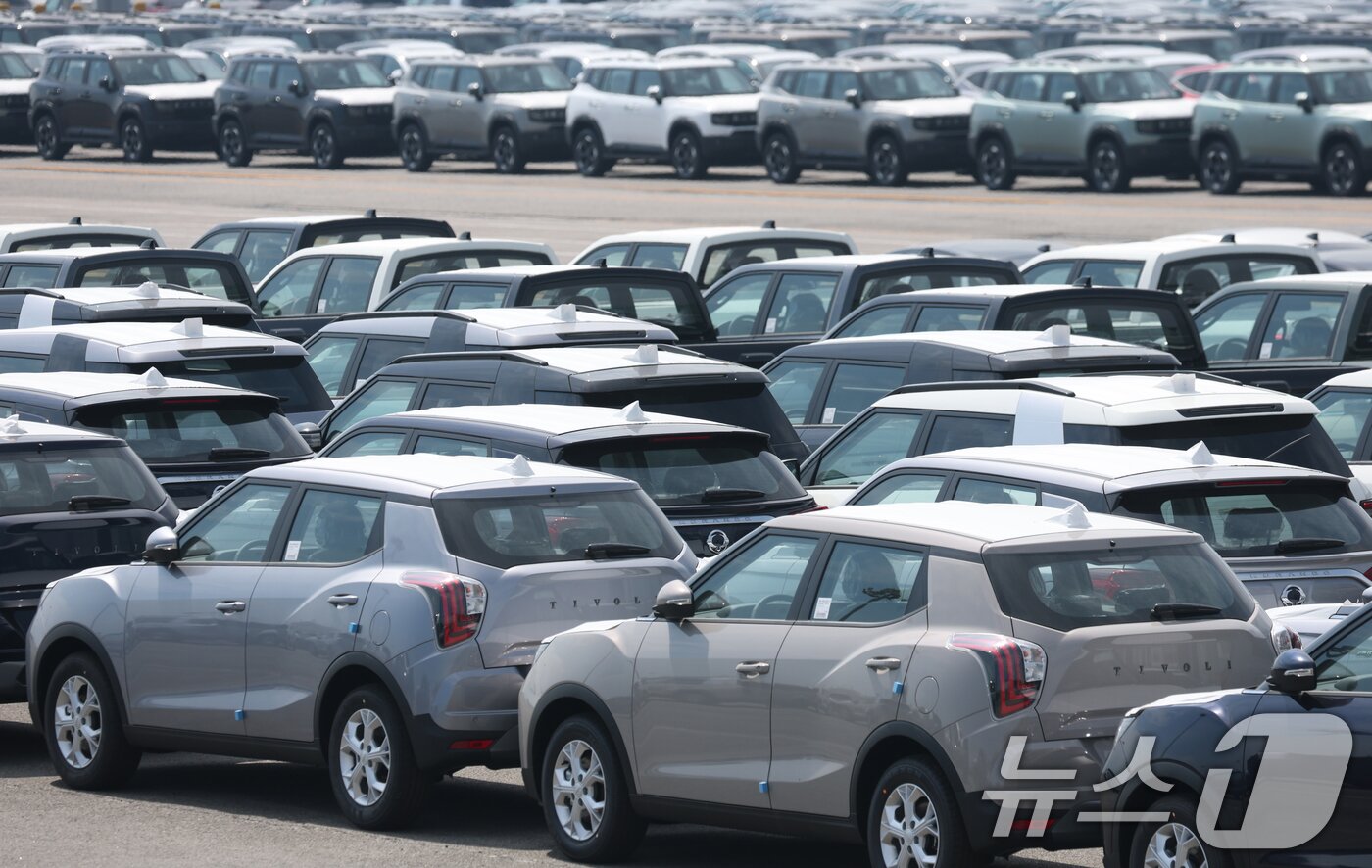 본문 이미지 - 지난 1일 경기 평택시 포승읍 평택항에 수출용 차량이 세워져 있는 모습&lt;자료사진&gt;. 2025.8.1/뉴스1 ⓒ News1 김영운 기자