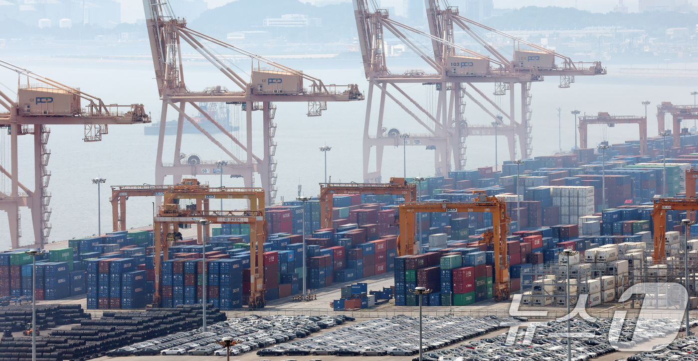 (평택=뉴스1) 김영운 기자 = 도널드 트럼프 미국 대통령이 한국 등 수십 개 국가들을 상대로 적용할 상호관세율을 수정한 행정명령에 서명했다고 백악관이 밝혔다. 변경된 상호관세율은 …