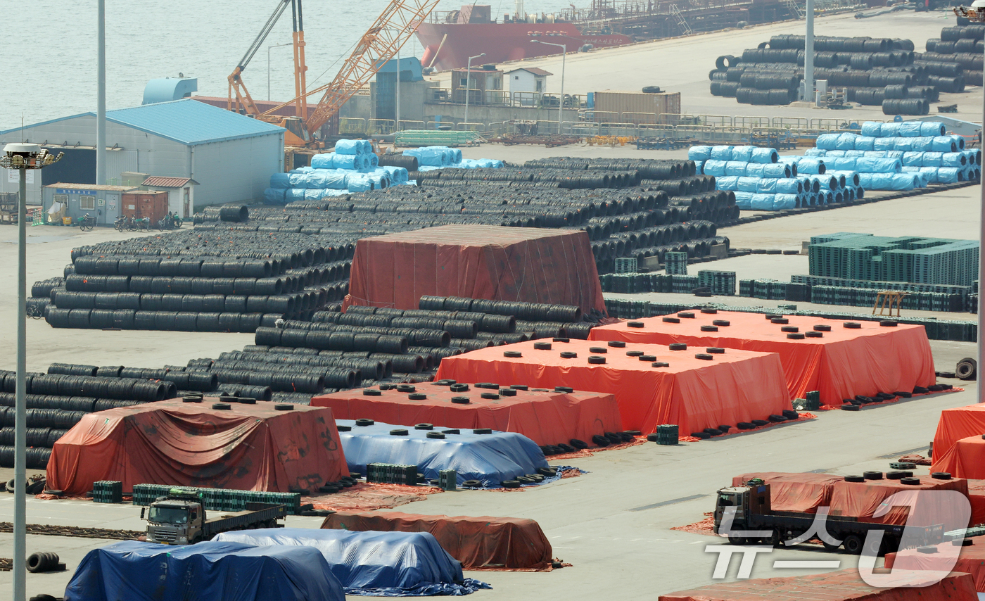 (평택=뉴스1) 김영운 기자 = 도널드 트럼프 미국 대통령이 한국 등 수십 개 국가들을 상대로 적용할 상호관세율을 수정한 행정명령에 서명했다고 백악관이 밝혔다. 변경된 상호관세율은 …