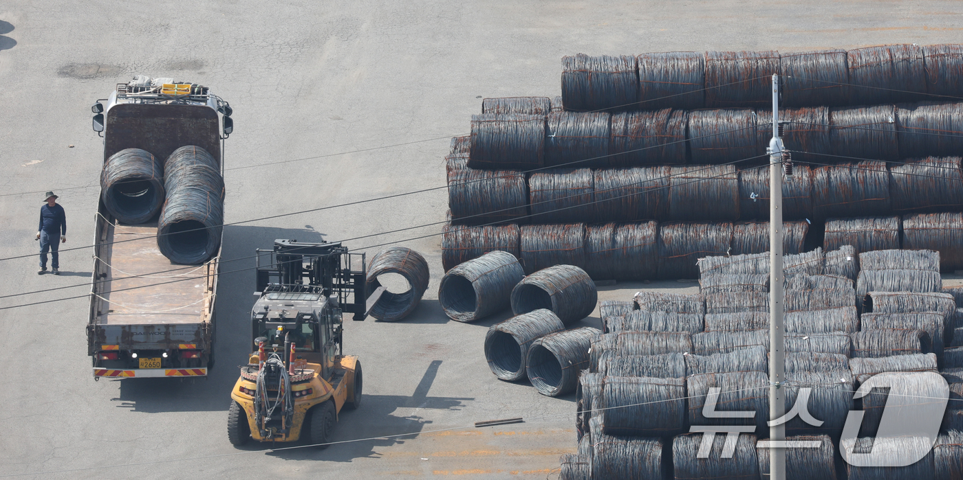 (평택=뉴스1) 김영운 기자 = 도널드 트럼프 미국 대통령이 한국 등 수십 개 국가들을 상대로 적용할 상호관세율을 수정한 행정명령에 서명했다고 백악관이 밝혔다. 변경된 상호관세율은 …