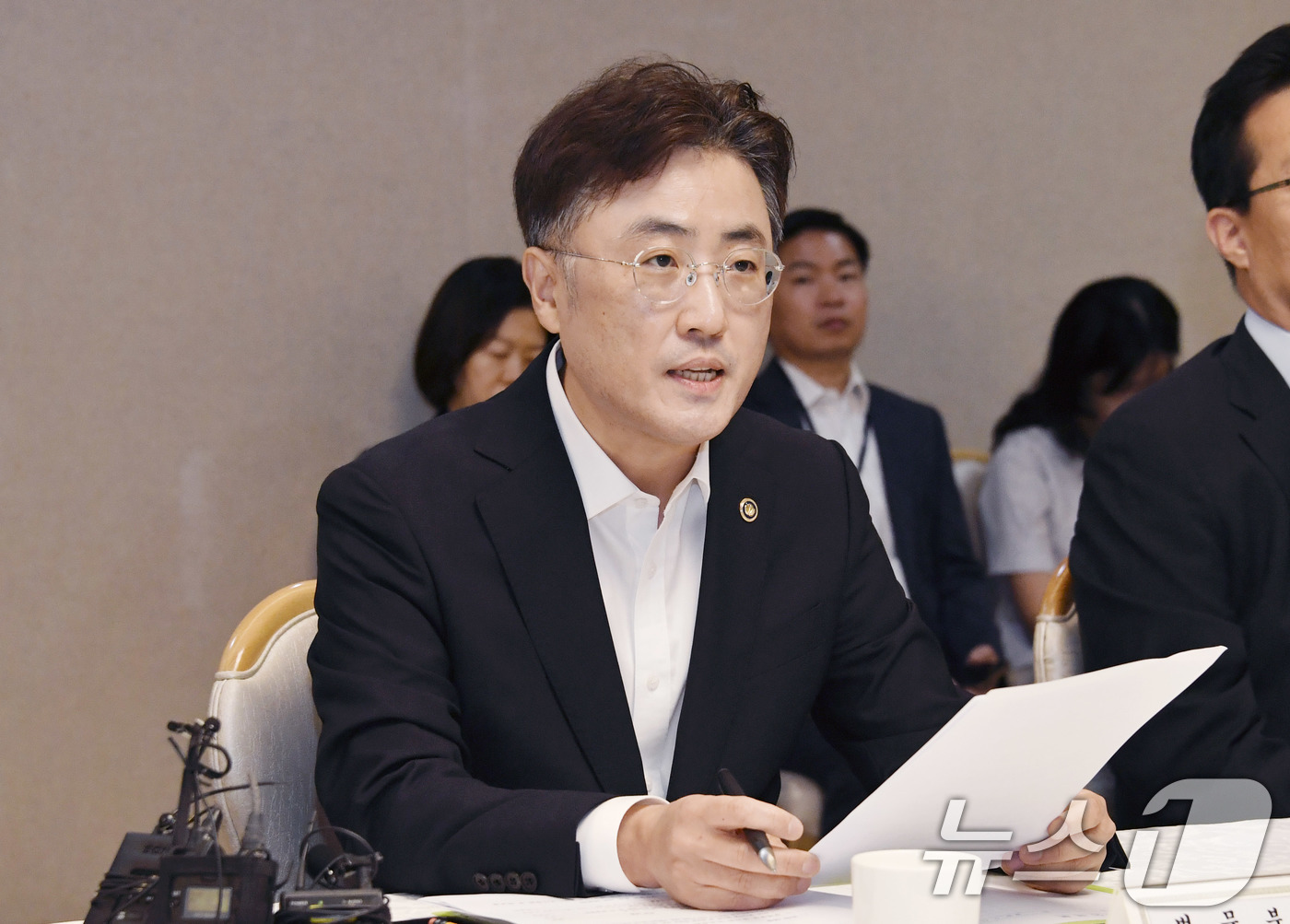 (서울=뉴스1) 이연주 기자 = 이진수 법무부 차관이 1일 서울 종로구 정부서울청사에서 열린 '경제형벌 합리화 전담반 1차 회의'를 주재하고 있다. (기획재정부 제공. 재판매 및 …