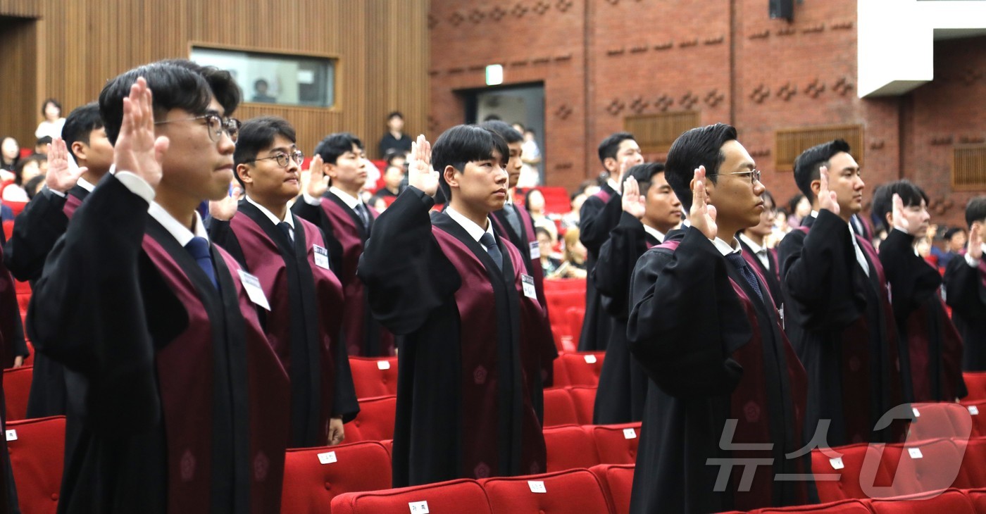 (과천=뉴스1) 송송이 기자 = 1일 경기 과천 정부과천청사 법무부에서 열린 2025 하반기 신임검사 임관식에서 신임 검사들이 선서하고 있다. 2025.8.1/뉴스1