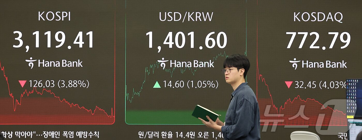 본문 이미지 - 서울 중구 하나은행 딜링룸 전광판. /뉴스1 ⓒ News1 김진환 기자