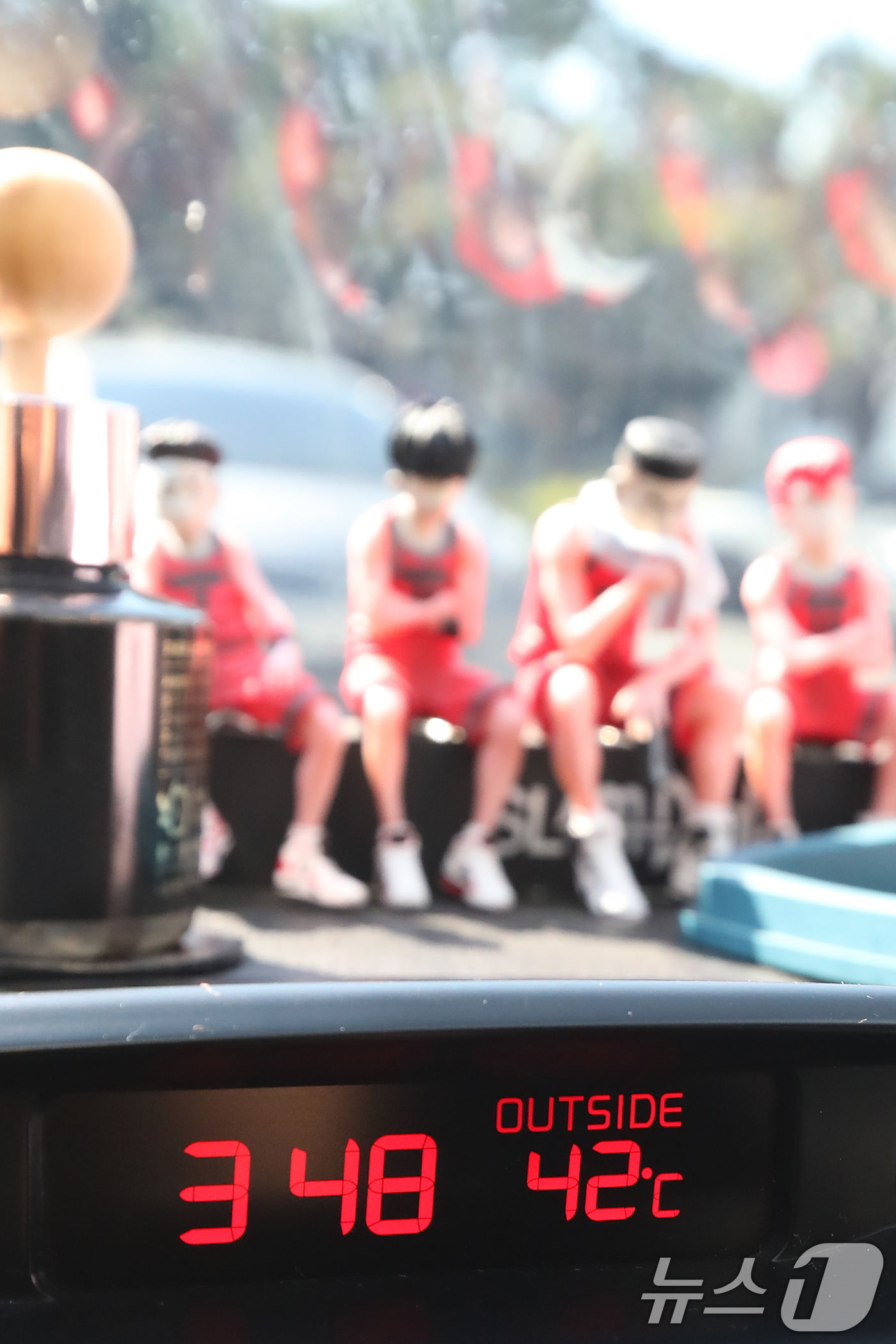 (대구=뉴스1) 공정식 기자 = 폭염이 계속된 1일 대구의 한 야외주차장에 세워진 차량 온도계가 42도를 가리키고 있다. 2025.8.1/뉴스1