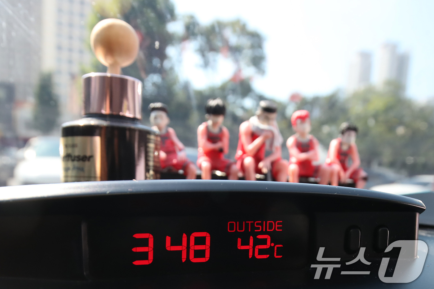 (대구=뉴스1) 공정식 기자 = 폭염이 계속된 1일 대구의 한 야외주차장에 세워진 차량 온도계가 42도를 가리키고 있다. 2025.8.1/뉴스1