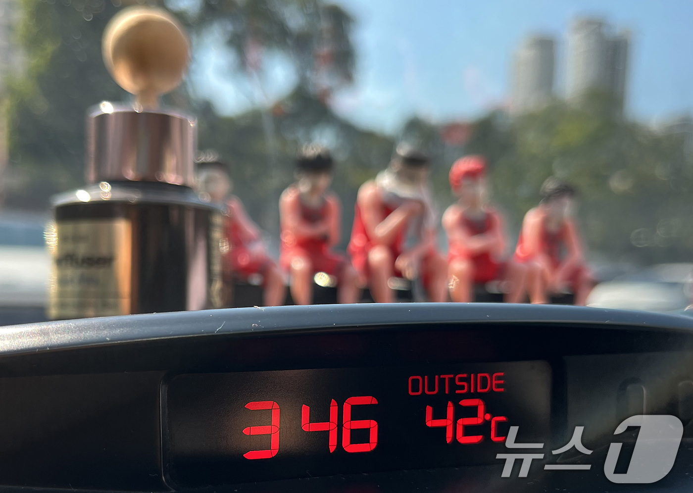 (대구=뉴스1) 공정식 기자 = 폭염이 계속된 1일 대구의 한 야외주차장에 세워진 차량 온도계가 42도를 가리키고 있다. 2025.8.1/뉴스1