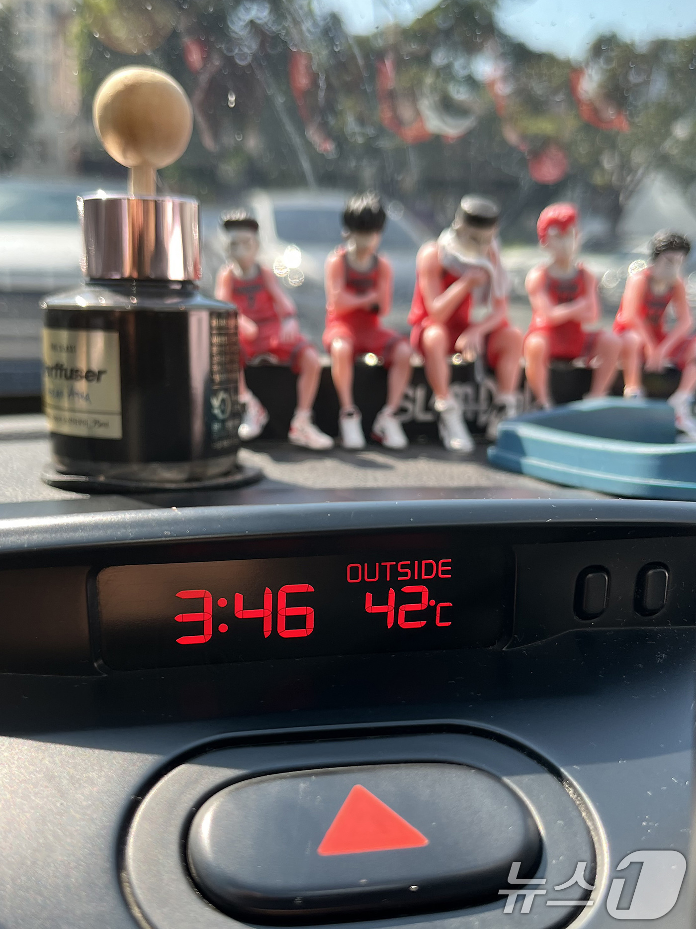 (대구=뉴스1) 공정식 기자 = 폭염이 계속된 1일 대구의 한 야외주차장에 세워진 차량 온도계가 42도를 가리키고 있다. 2025.8.1/뉴스1