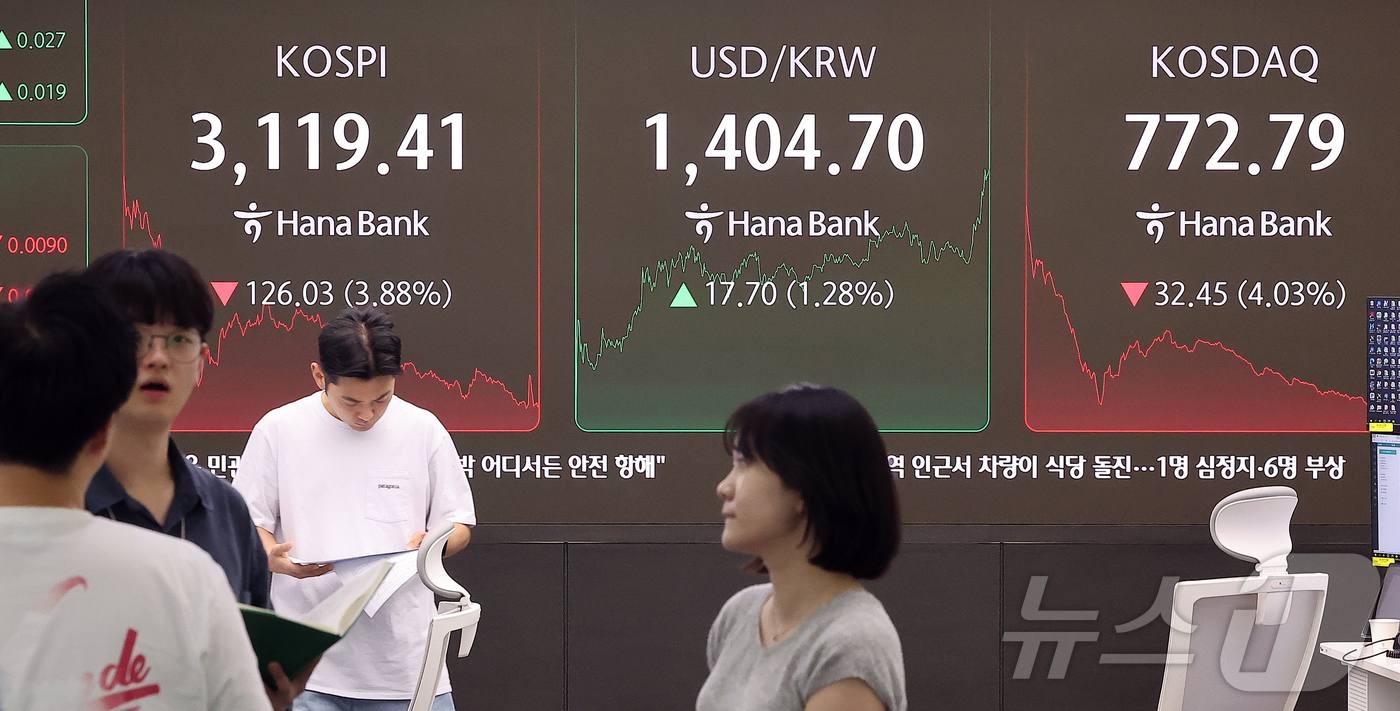 (서울=뉴스1) 김진환 기자 = 1일 오후 서울 중구 하나은행 딜링룸 전광판에 마감 시황이 나오고 있다.이날 코스피 지수는 전 거래일 대비 126.03포인트(3.88%) 내린 31 …