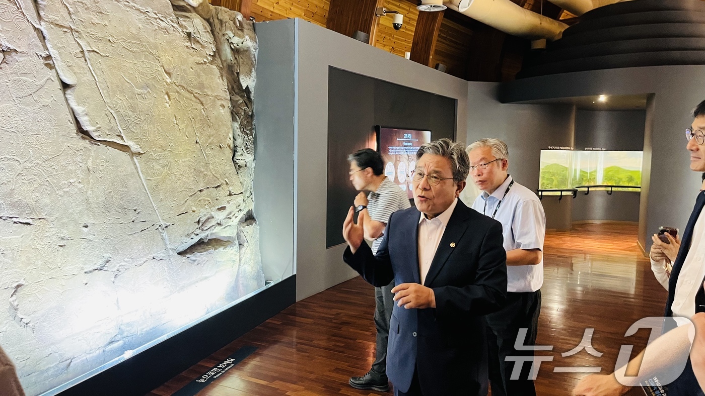 (서울=뉴스1) 이연주 기자 = 허민 국가유산청장이 1일 울산 울주군 울산전시컨벤션센터에서 열리는 유네스코 세계유산 '반구천의 암각화'를 통한 지역 경제 활성화 방안 타운홀미팅에 …