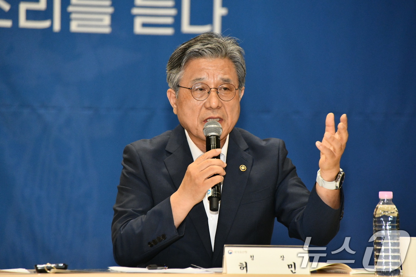 (서울=뉴스1) 이연주 기자 = 허민 국가유산청장이 1일 울산 울주군 울산전시컨벤션센터에서 열린 유네스코 세계유산 '반구천의 암각화'를 통한 지역 경제 활성화 방안 타운홀미팅에 참 …