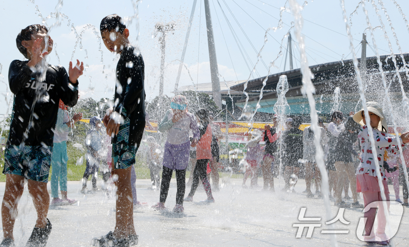 (전주=뉴스1) 유경석 기자 = 연일 무더위가 이어진 1일 전북 전주시 월드컵경기장에 마련된 물놀이장을 찾은 어린이들이 물놀이를 하며 더위를 식히고 있다. 2025.8.1/뉴스1