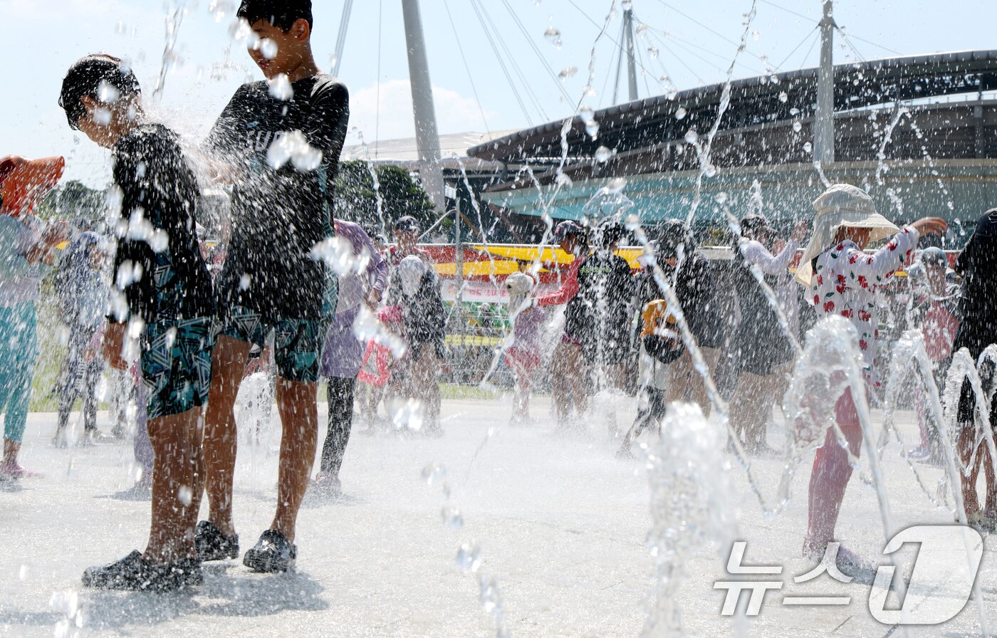 본문 이미지 - 연일 무더위가 이어진 1일 전북 전주시 월드컵경기장에 마련된 물놀이장을 찾은 어린이들이 물놀이를 하며 더위를 식히고 있다. 2025.8.1/뉴스1 ⓒ News1 유경석 기자
