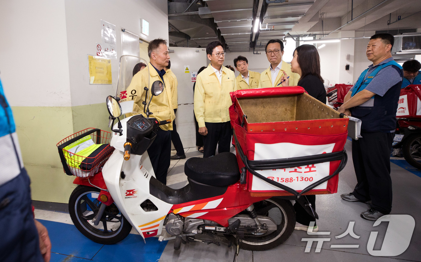 (서울=뉴스1) 이연주 기자 = 배경훈 과학기술정보통신부 장관이 1일 서울 영등포구 영등포우체국을 방문해 여름철 온열질환 예방 및 집배원들의 근무환경을 점검하고 있다. (과학기술정 …