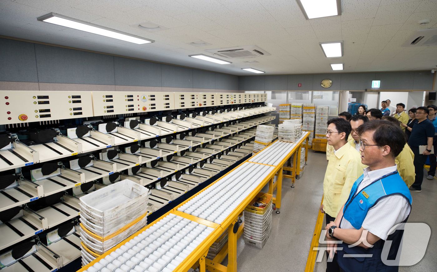 (서울=뉴스1) 이연주 기자 = 배경훈 과학기술정보통신부 장관이 1일 서울 영등포구 영등포우체국을 방문해 여름철 온열질환 예방 및 집배원들의 근무환경을 점검하고 있다. (과학기술정 …