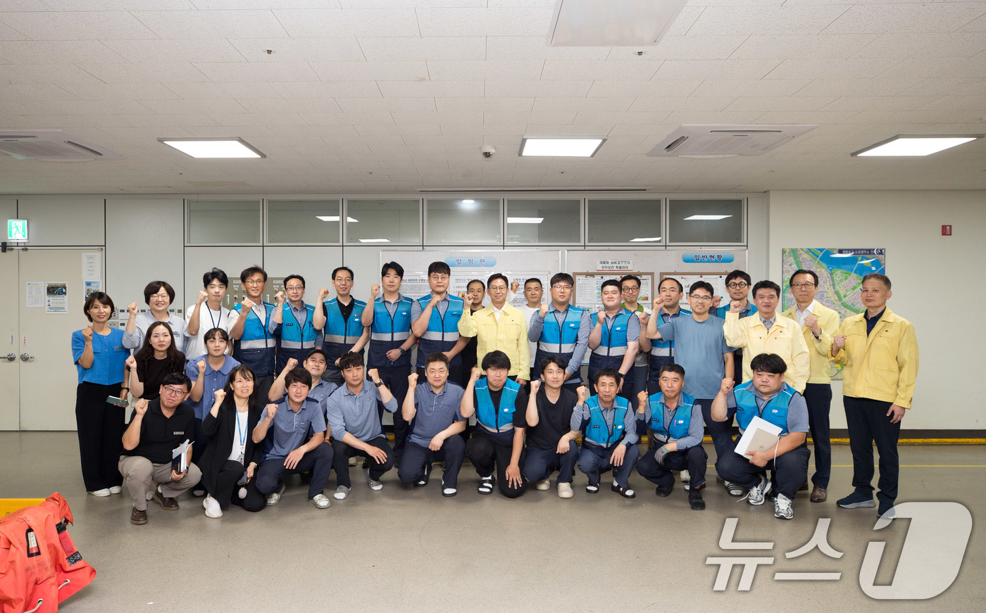 (서울=뉴스1) 이연주 기자 = 배경훈 과학기술정보통신부 장관이 1일 서울 영등포구 영등포우체국을 방문해 관계자들과 함께 기념 촬영을 하고 있다. (과학기술정보통신부 제공. 재판매 …