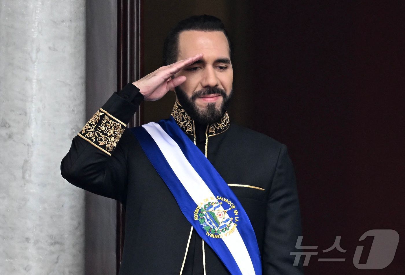 (산 살바도르 AFP=뉴스1) 김경민 기자 = 나이브 부켈레 엘살바도르 대통령이 2024년 6월 1일(현지시간) 산 살바도르 시내 국립궁전에서 취임 선서를 마친 후 경례를 하고 있 …