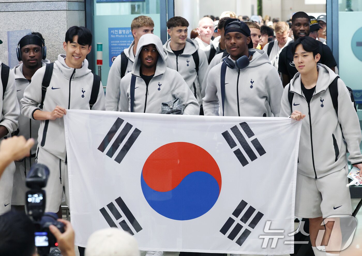 본문 이미지 - 손흥민과 함께 태극기를 들고 입국했던 양민혁&#40;오른쪽&#41; 2025.8.1/뉴스1 ⓒ News1 권현진 기자