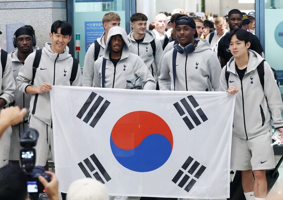 [뉴스1 PICK]토트넘 캡틴 손흥민, 양민혁과 태극기 들고 입국