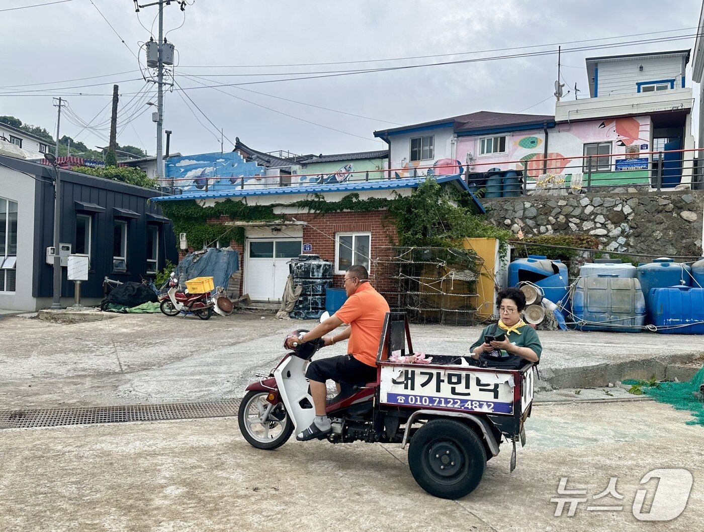 본문 이미지 - 각 민박집에서 다양한 이동수단으로 손님들과 짐을 이동시킨다.ⓒ News1 윤슬빈 기자