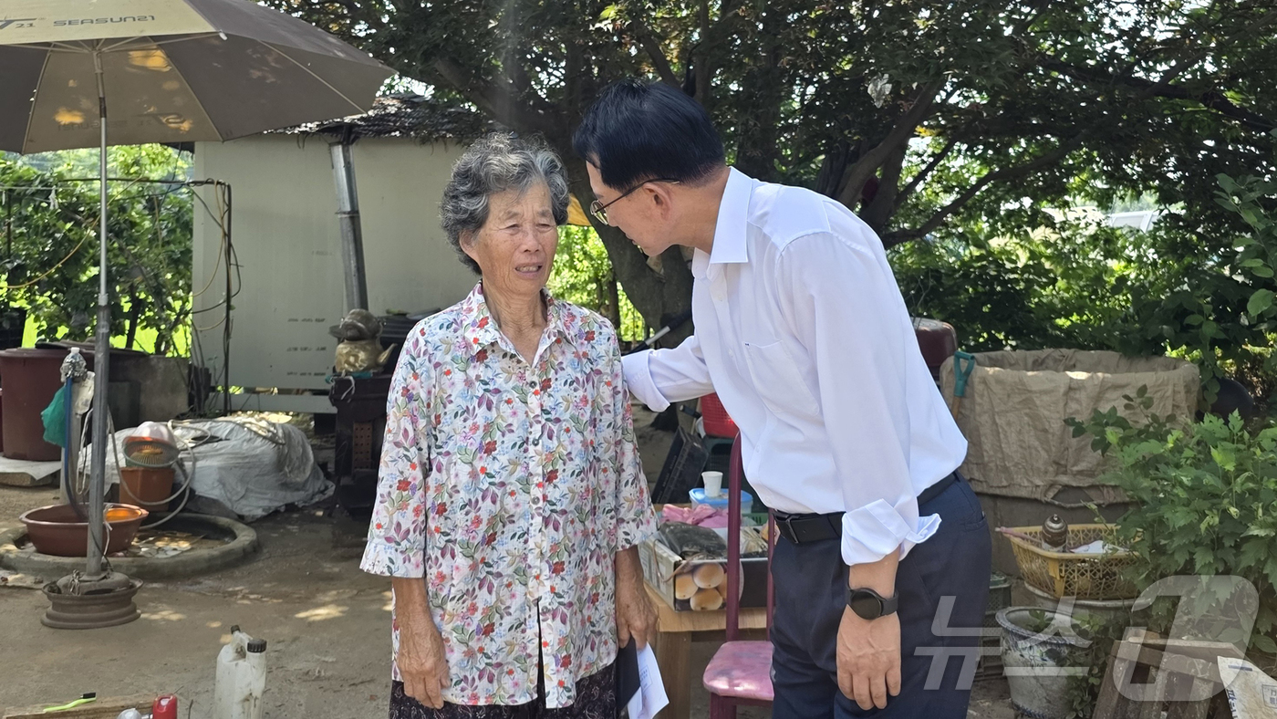 (서산=뉴스1) 이동원 기자 = 이완섭 서산시장이 1일 집중 호우로 침수 피해를 당한 시민을 만나 위로와 희망의 메시지를 전달했다.이 시장은 이날 운산면과 음암면에 거주하는 피해 …