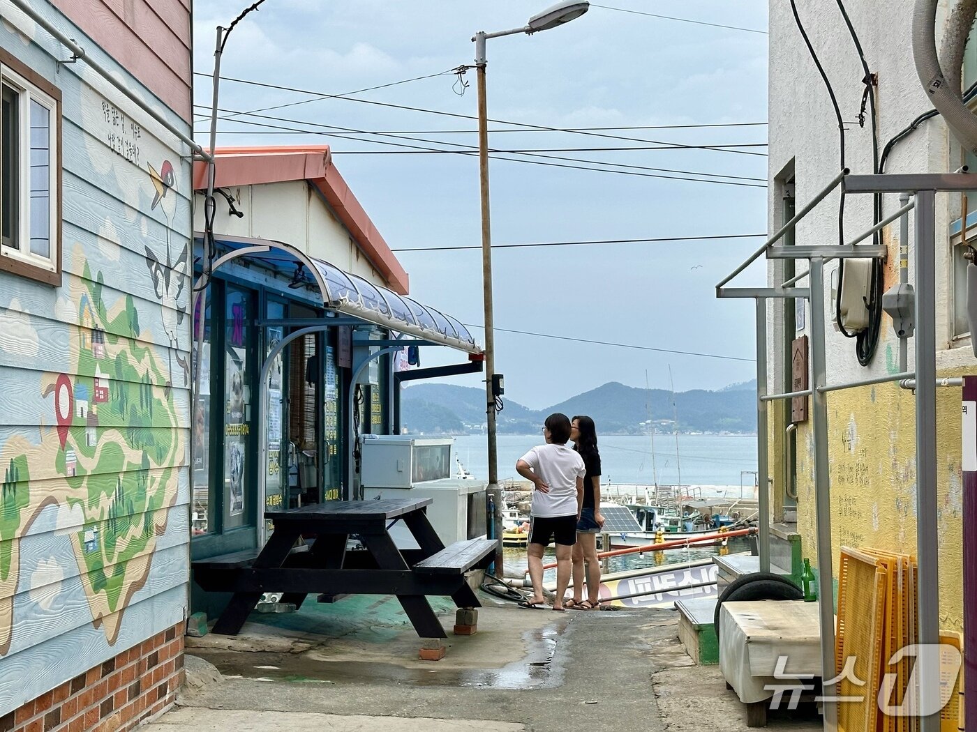 본문 이미지 - 이수도 벽화마을 초입ⓒ News1 윤슬빈 기자