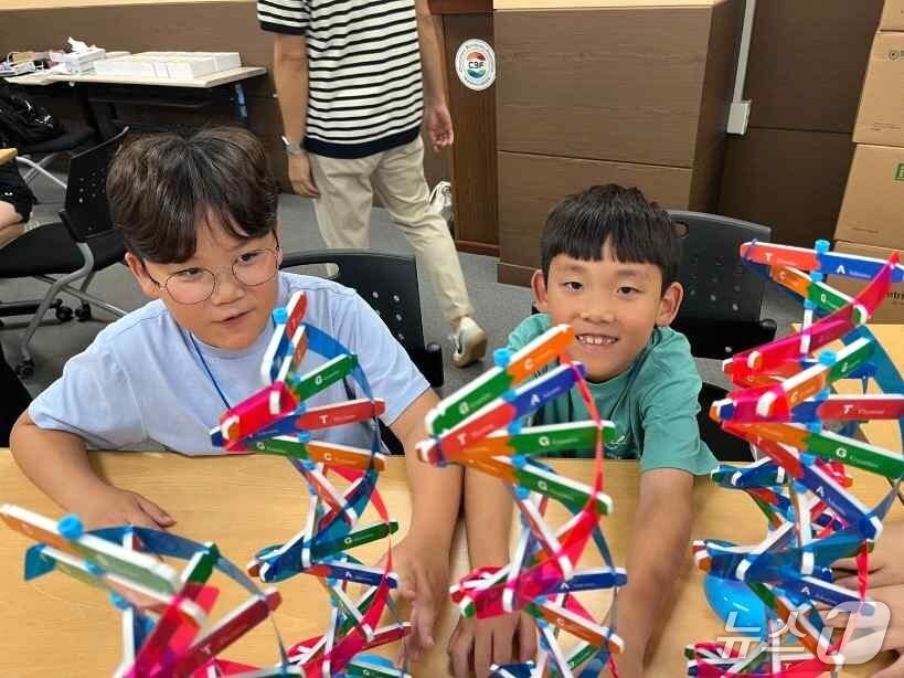 본문 이미지 - 지난해 여름방학 바이오 캠프에 참가한 학생들.&#40;춘천시 제공, 재판매 및 DB금지&#41;