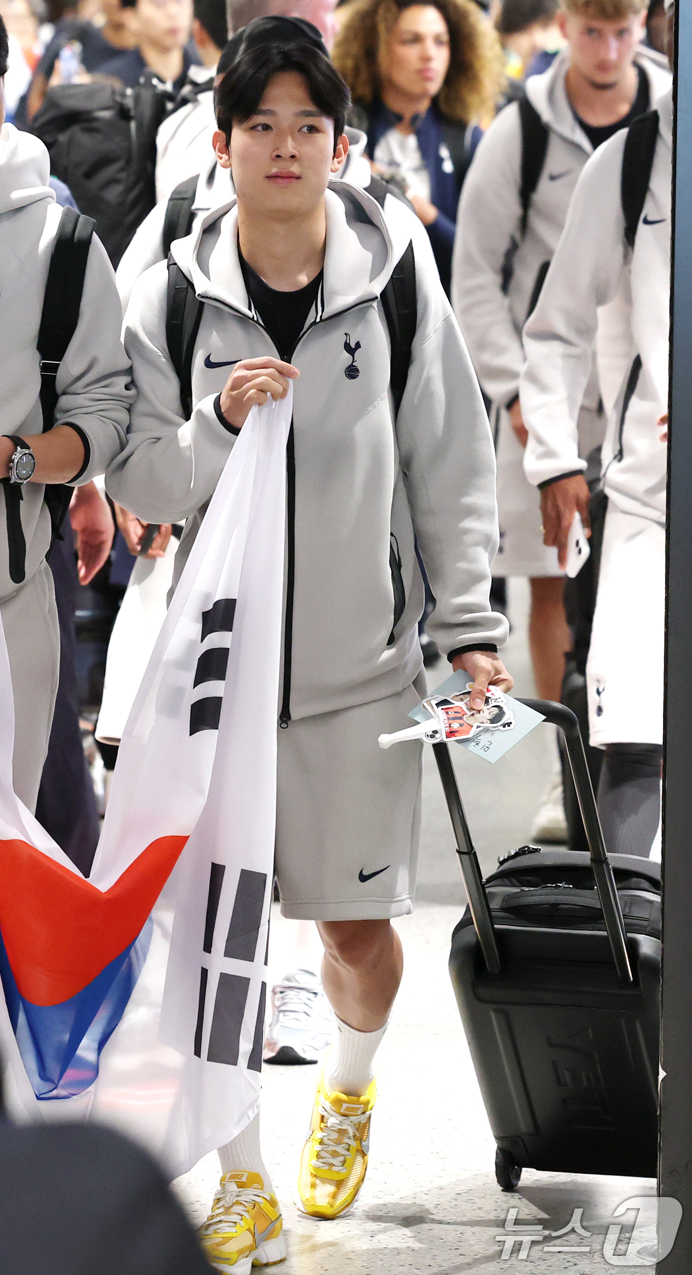 (인천공항=뉴스1) 권현진 기자 = 잉글랜드 프리미어리그(EPL) 토트넘 홋스퍼의 양민혁이 1일 오후 프리 시즌 투어를 위해 인천국제공항 제1터미널에 도착해 태극기를 펼쳐 들고 이 …