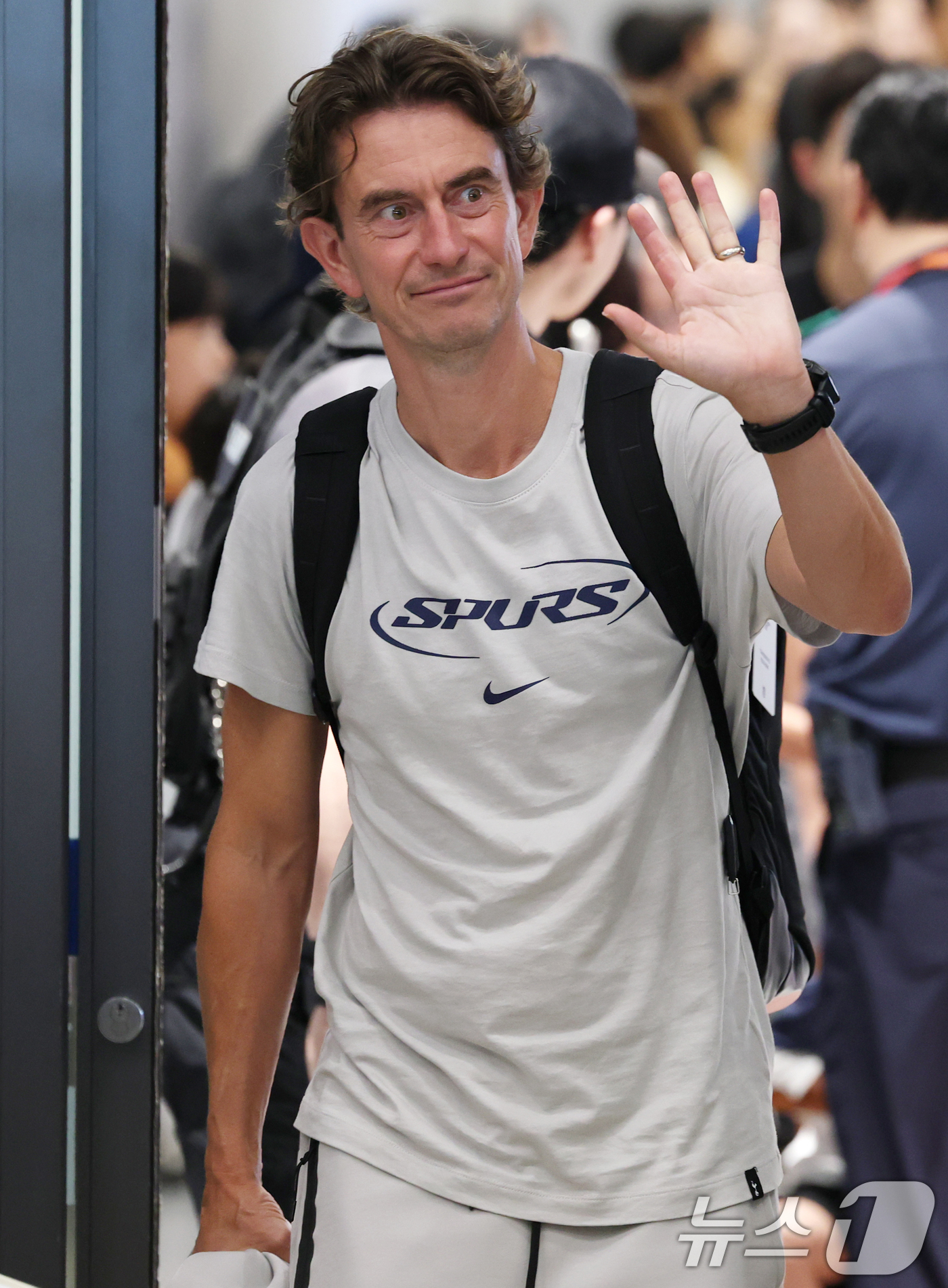 (인천공항=뉴스1) 권현진 기자 = 잉글랜드 프리미어리그(EPL) 토트넘 홋스퍼의 프랭크 감독이 1일 오후 프리 시즌 투어를 위해 인천국제공항 제1터미널로 입국하고 있다.토트넘은 …