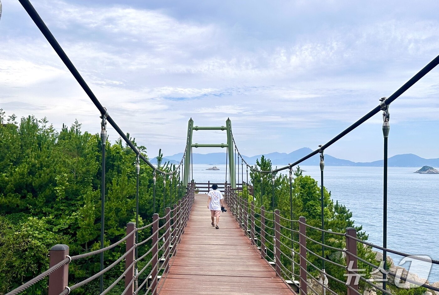 본문 이미지 - 섬 동쪽 끝에 자리한 출렁다리ⓒ News1 윤슬빈 기자