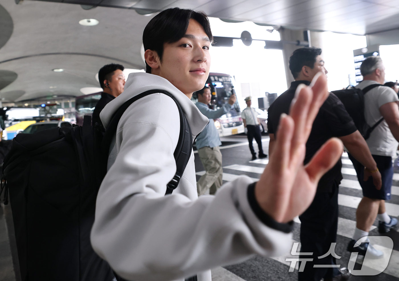 (인천공항=뉴스1) 권현진 기자 = 잉글랜드 프리미어리그(EPL) 토트넘 홋스퍼의 양민혁이 1일 오후 프리 시즌 투어를 위해 인천국제공항 제1터미널로 입국해 인사를 하고 있다.토 …