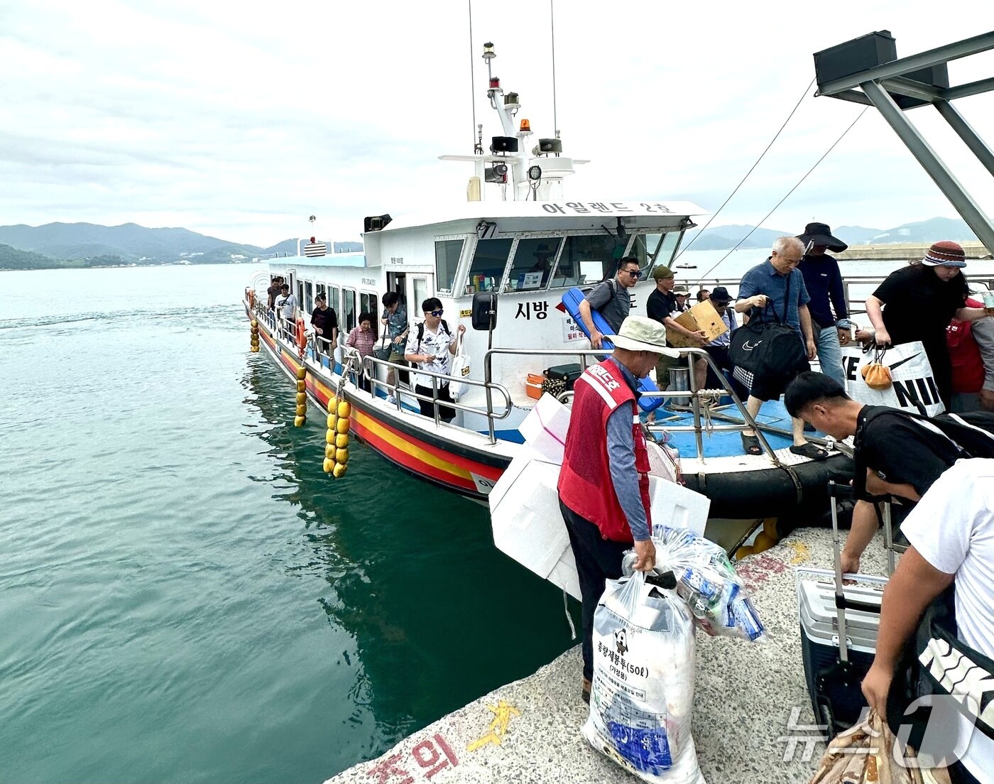본문 이미지 - 시방항과 이수도를 오가는 배ⓒ News1 윤슬빈 기자