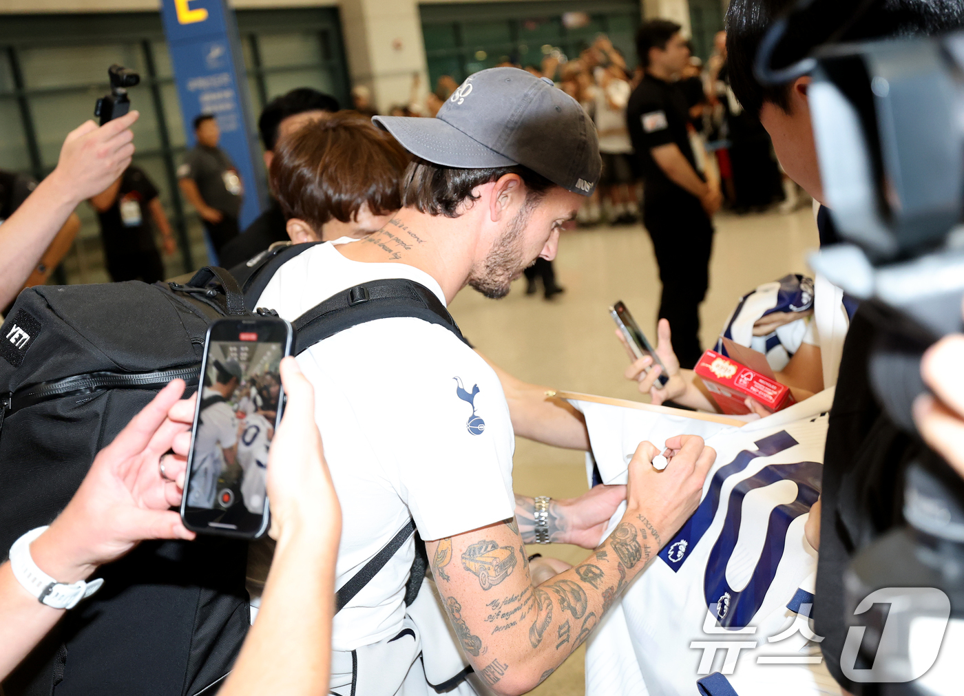(인천공항=뉴스1) 권현진 기자 = 잉글랜드 프리미어리그(EPL) 토트넘 홋스퍼의  메디슨이 1일 오후 프리 시즌 투어를 위해 인천국제공항 제1터미널로 입국해 팬들에게 사인을 해 …