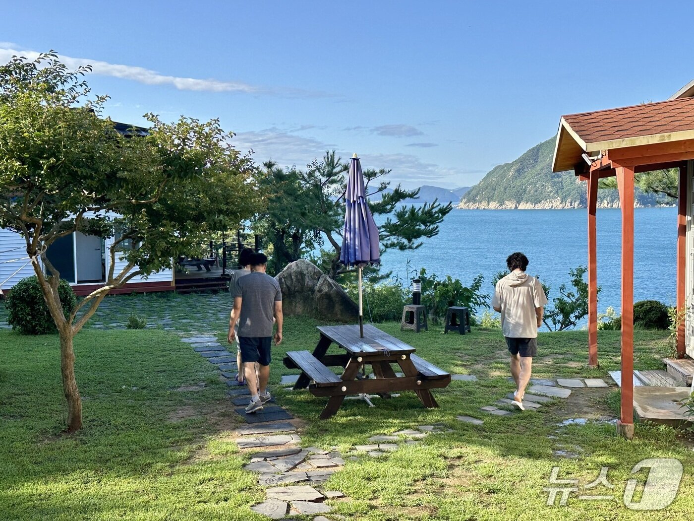 본문 이미지 - 산만디 민박 마당ⓒ News1 윤슬빈 기자