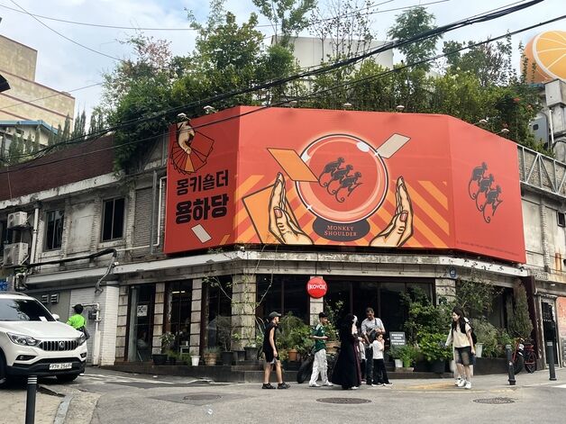 칵테일과 운세가 만난 공간…MZ 취향 저격 몽키숄더 '용하당'[르포]